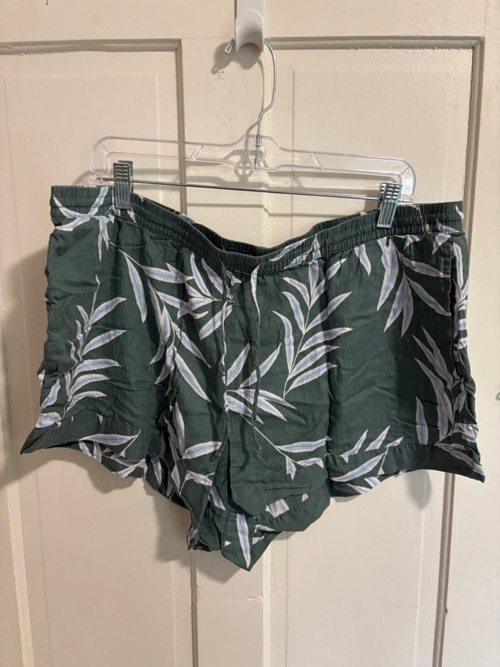 stars above Green Leaf Print Lounge Shorts with White Foliage
